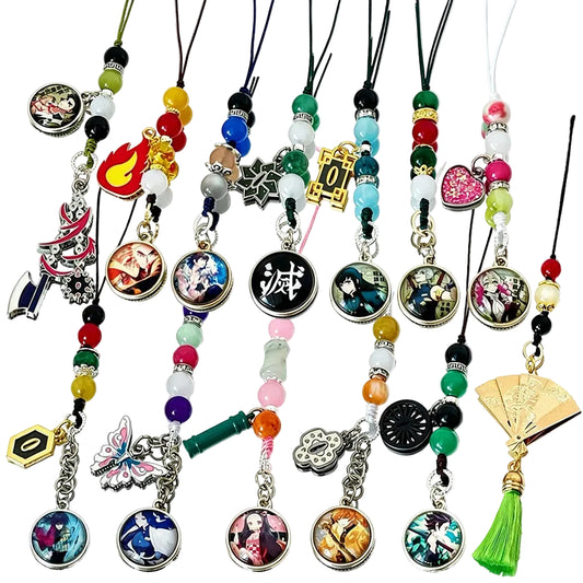 Quinze bijoux de téléphone alignés, cordons perlés colorés terminés par un cabochon et une breloque