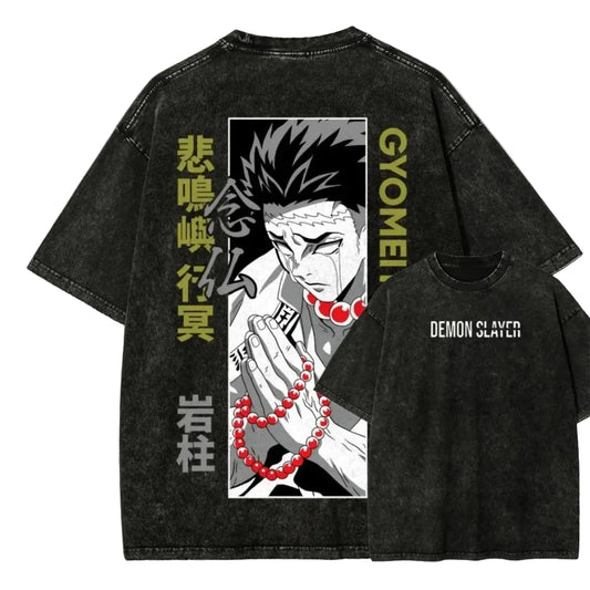 T-shirt noir délavé, impression dorsale de Gyomei Himejima en prière, chapelet rouge autour des mains