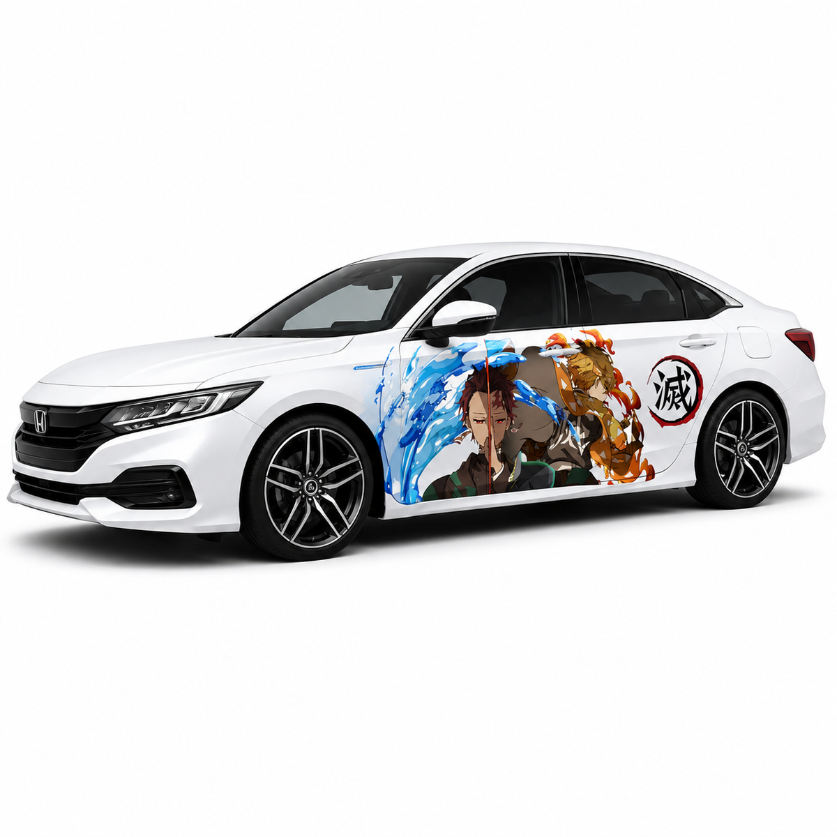 Berline blanche portant un sticker Demon Slayer sur le flanc, personnages entre effets d'eau et de feu