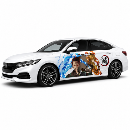 Berline blanche portant un sticker Demon Slayer sur le flanc, personnages entre effets d'eau et de feu