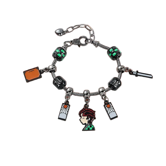 Bracelet à chaîne maille serpent portant des perles de verre vertes et des breloques émaillées