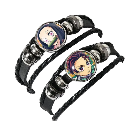 Deux bracelets en cuir noir à plusieurs rangs tressés, cabochon rond au centre montrant un personnage