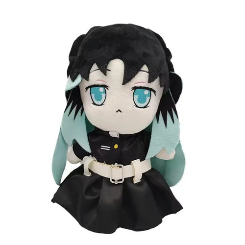 Peluche de Muichiro Tokito de 26 cm debout, uniforme noir cousu et chevelure noire à pointes turquoise